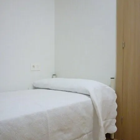 Pension-albergue Puente Ribeira بيت شباب
