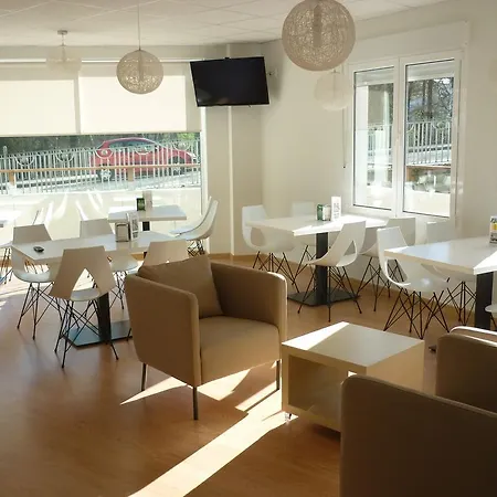 Pension-albergue Puente Ribeira بيت شباب *